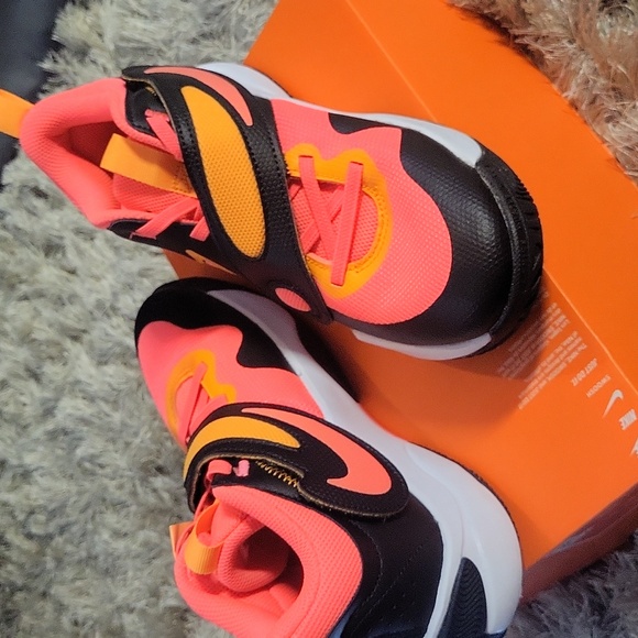 Nike new Black and Pink Sneakers - Picture 4 of 7